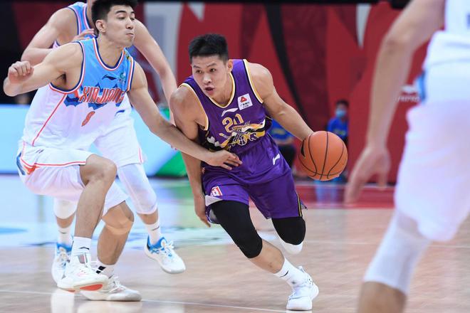 某籃球運動員在一次比賽中,籃球巨星的光輝時刻，一位運動員在比賽中的傳奇表現
