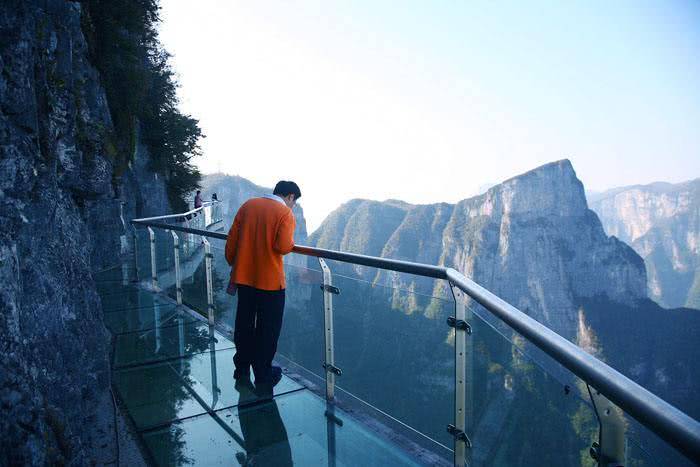 玻璃棧道驚魂事件揭秘，步步危機中的深厚友情